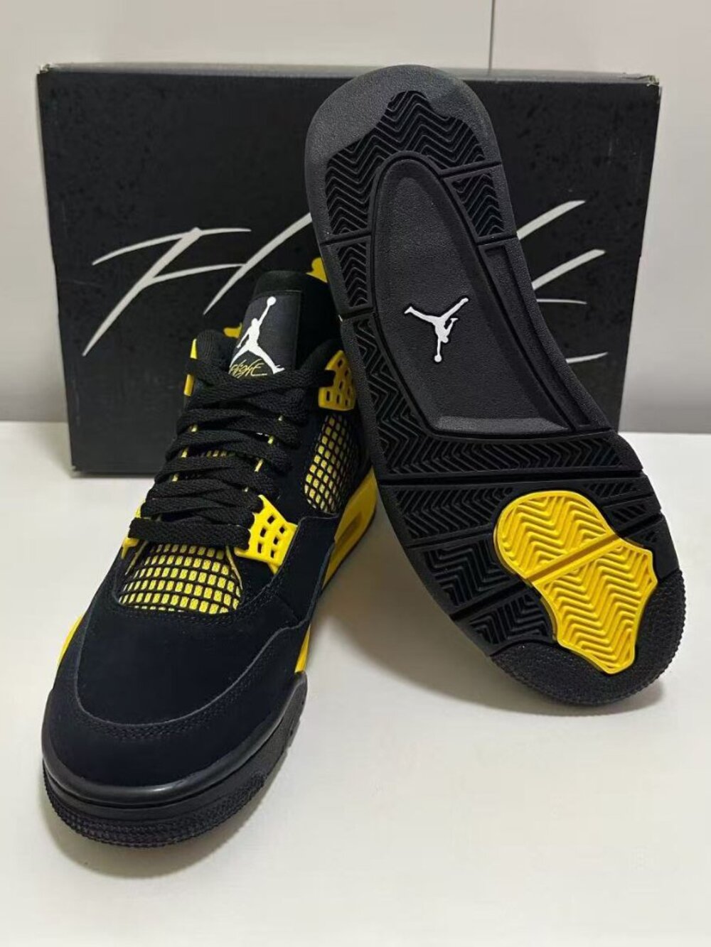 Jordan 4 Retro "Yellow Thunder" Men‘s Sneakers - Picture 4 of 5
